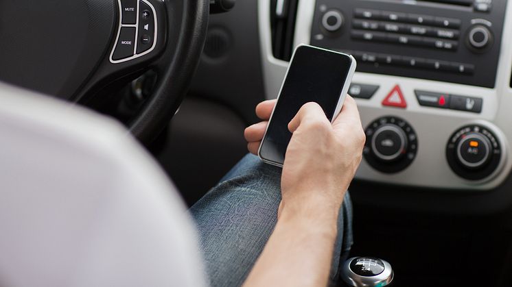 Ikke tillatt: Du kan ikke surfe på nettet eller sende meldinger på mobilen mens du kjører bil. (Foto: Colorbox)