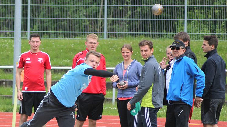 Großer Wurf gelungen – Beim ersten Azubi-Sportfest messen sich die Auszubildenden des Bayernwerks und legen Deutsches Sportabzeichen ab