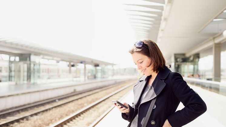 Presentation-Travel - Using Smartphone at Railway Station