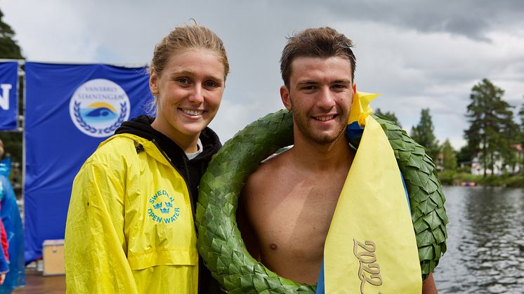 Sofie Callo von Platen, bästa dam tillsammans med segraren i årets Vansbrosimning, Andrea Filadelli. 