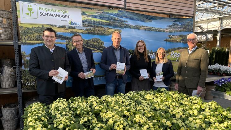 In der Gärtnerei Baumer in Oberviechtach stellten u.a. Landrat Thomas Ebeling, Thomas Oppelt, Geschäftsführer der Bayernwerk Regio Energie GmbH, und Bemo-Vorstandsmitglied Christian Meyer die „RegioEnergie Schwandorf – powered by Bemo“ vor.