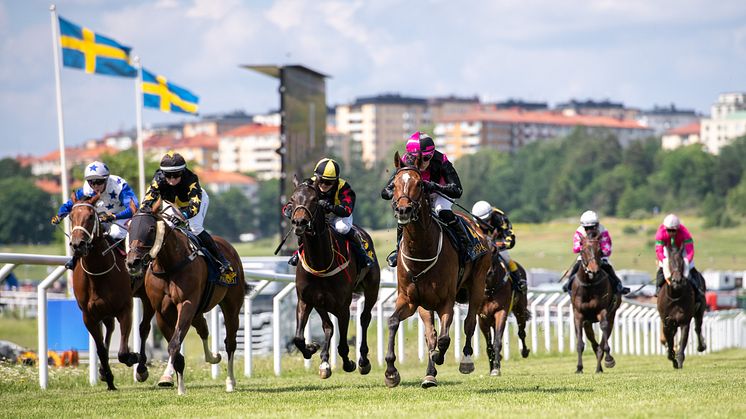 Tatum vinner med Angelika Berg. 