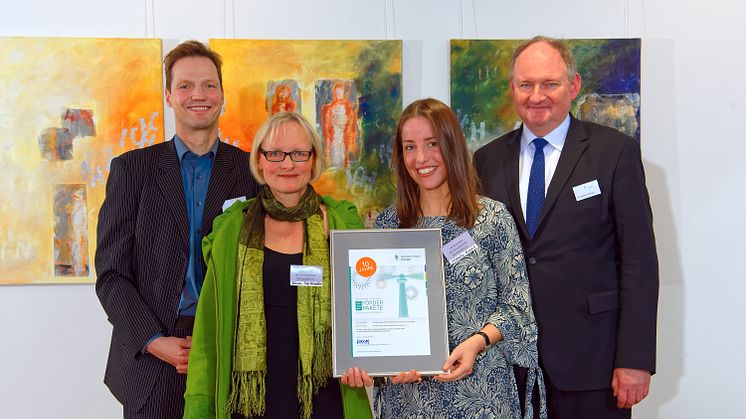 Leuchtturmprojekt 2018 Sonnental (v. l.): Jurymitglied Prof. Dr. Sebastian Braun, Schulleiterin Sabine Sieg-Windeler, Natalie Evans, Förderverein, und Dr. Stephan Nahrath, Geschäftsführer Westfalen Weser Energie.