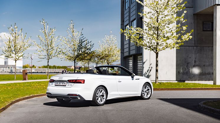 Audi A5 Cabriolet kører mod solnedgangen