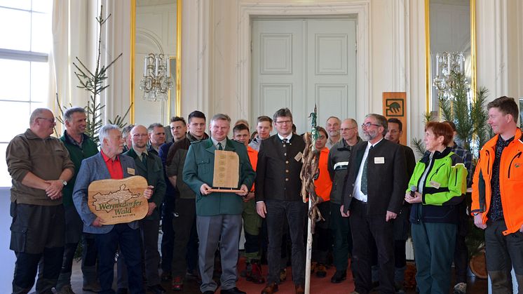 Die Wermsdorfer Forstleute nehmen die Auszeichnung zum "Waldgebiet des Jahres 2018" entgegen