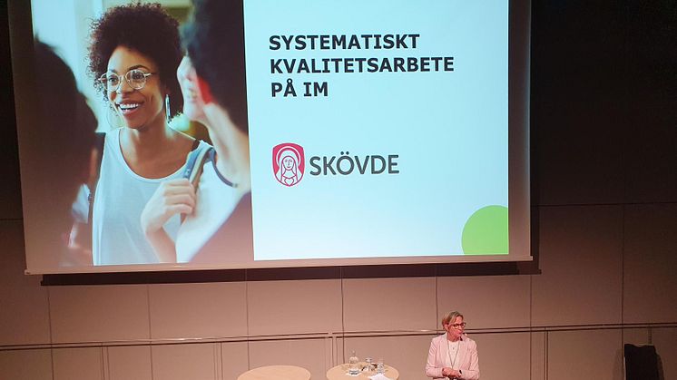 Representanter från Skövde kommun och Skaraborgs kommunalförbund presenterade arbetet om systematiskt kvalitetsarbete på introduktionsprogrammet.
