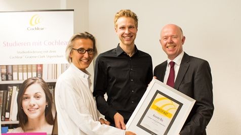 Feierlichen Verleihung des Cochlear Grame Clark Stipendiums 2016 - Alexander Bley (Mitte), Professor Dr. med. Anke Lesinski-Schiedat vom Deutschen Hörzentrum der MHH (li.) und Thomas Topp von Cochlear (re.) (Foto: Cochlear)