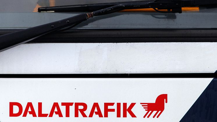 Närbild på Dalatrafiks logotyp på en buss