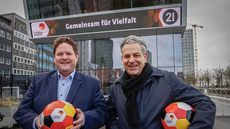 Gemeinsam bis Ende 2024 für ein buntes Dortmund: Harald Kraus (l., Arbeitsdirektor DSW21) und Manuel Neukirchner (Direktor Deutsches Fußballmuseum)