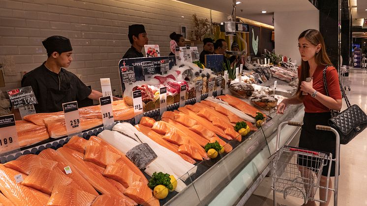 Fersk laks og ørret i thailandsk fiskedisk