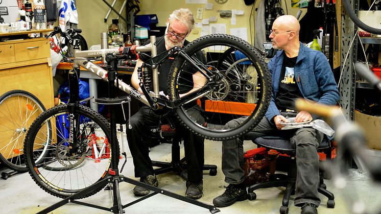 Ola och Thomas Hansson i K2C:s cykelverkstad. K2C är en av förra årets vinnare till Hållbarhetspriset.
