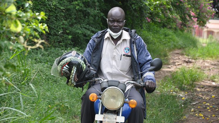 På motorcykel, Uganda