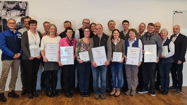 Christian Hain, Gesellschafter bei Alpenhain, Hubertus Bauland (links im Bild), Geschäftsführer Alpenhain, und Christoph Lodermeier (rechts im Bild), Leiter Rohstoffmanagement, überreichten den neun Partnern ihre Urkunden. 