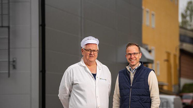 När det var dags för livsmedelstillverkaren Swed-jam i Torsby att hitta en fossilfri energilösning för sin produktion föll valet på Solör Bioenergi. Tony Holmberg, produktionschef på Swed-jam och Johan Lagerqvist, affärsansvarig EnFoto: Peter Nilsson