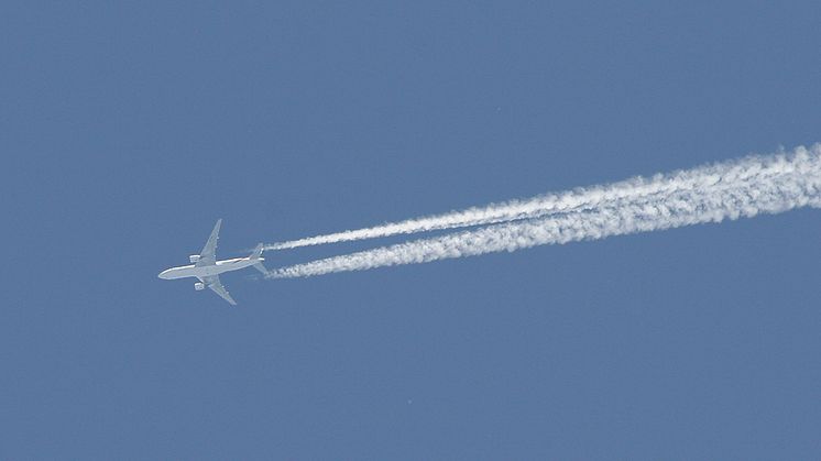 Contrails bildas efter flygplan som flyger högt. Foto från Creative Commons