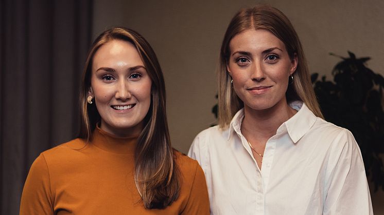 Linnea Eriksson och Therese Svensk, PURE ACT, är glada över att ta emot ÅForsk Entreprenörsstipendium.
