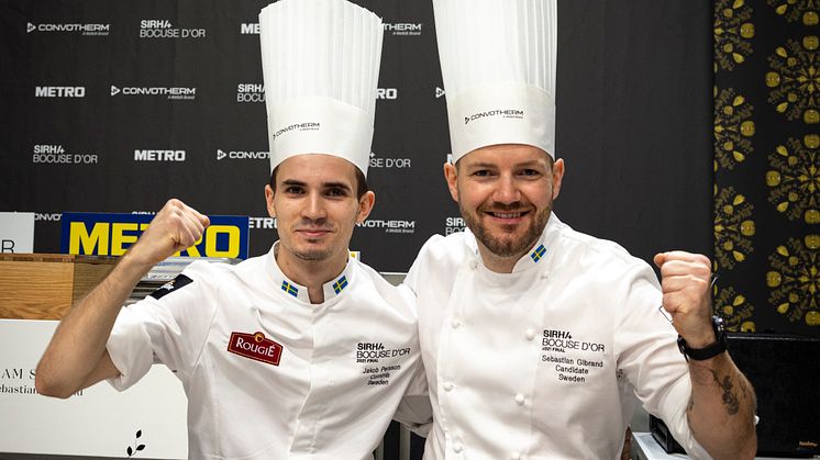 Sebastian Gibrand (höger) tillsammans med commis/assistent Jakob Persson under tävling i Bocuse d'Or