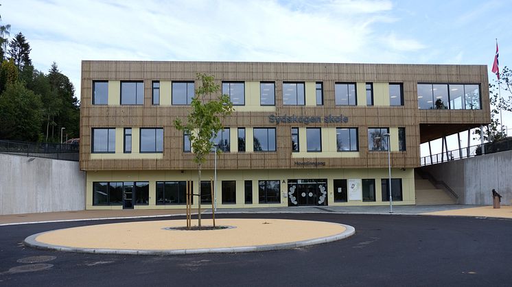 Sydskogen skole i Røyken er Norges første svanemerkede skole. Skolen er bygget av massivtre, er svært energieffektiv og har godt innemiljø. Foto: Miljømerking Norge. 