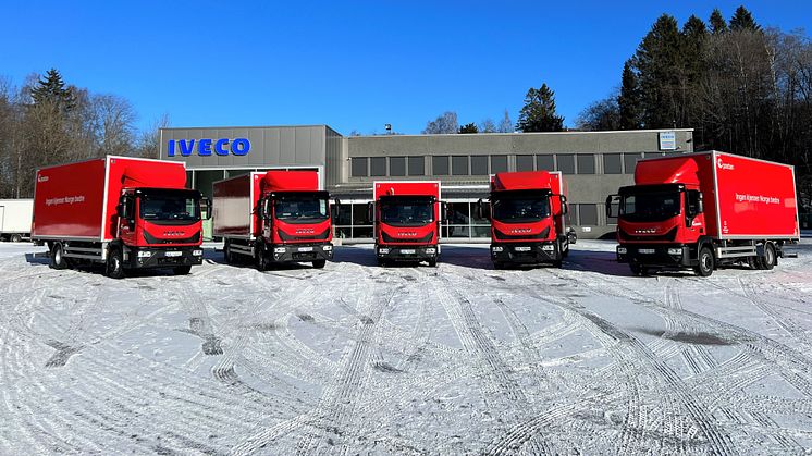 Fem IVECO Eurocargo Natural Power biogassdrevne lastebiler klare til overlevering til Posten Norge AS fotografert utenfor IVECO´s anlegg på Vøyenenga i Bærum. Den lavbygde 12-tonneren i midten er flankert av de fire 16-tonnerne. 