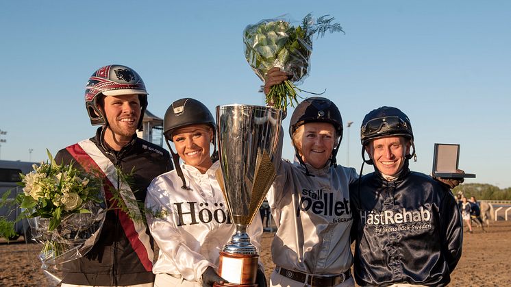 Prisutdelningen i Hästarnas Mästare. Från vänster: Adrian Kolgjini, segraren Klara Hammarström, Maria Gretzer och Fredrik Janetzky .Foto: Stefan Olsson / Svensk Galopp