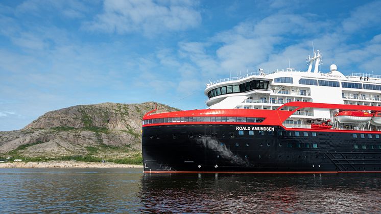 DØPES I IS - MED IS: Hurtigrutens nybygde hybridskip MS Roald Amundsen blir det første skipet noensinne som døpes i Antarktis. Dåpen skjer senere i høst. Foto: ESPEN MILLS/Hurtigruten