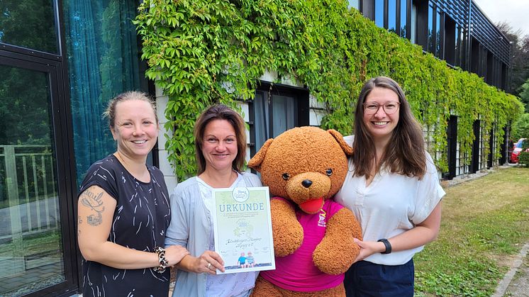 Manuela Bellmann (Mitte) mit Tochter und Ulrike Herkner präsentieren stolz den Spendenscheck vor dem Kinderhospiz Bärenherz