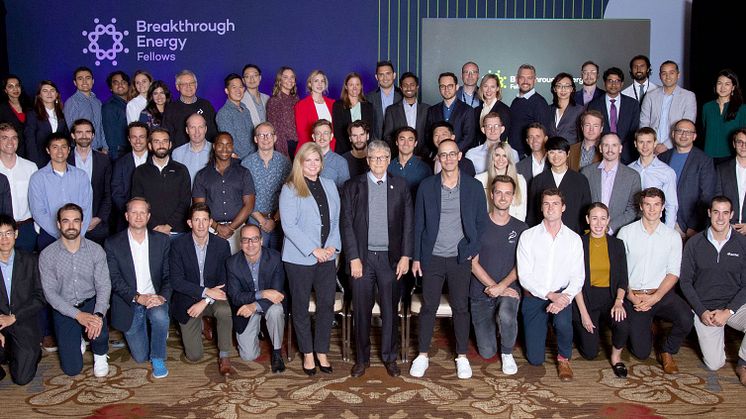 Årgång två av Breakthrough Energy Fellows tillsammans med grundaren, Bill Gates