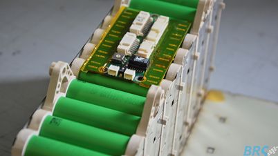 Batterirack med battericellhållare av värmeledande plast, utvecklad för användning i elektriska racerfordon. (2).jpg