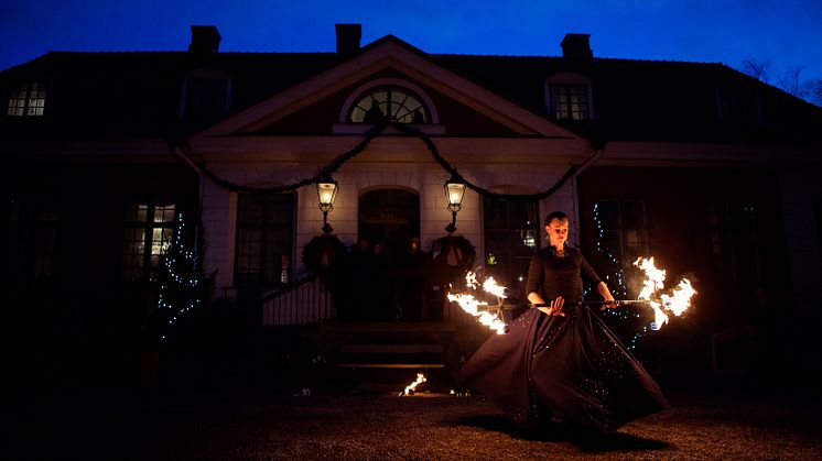 Katrinetorps julmarknad bjuder under öppningsdagen på eldshow, på gårdsplanen framför huvudbyggnaden.