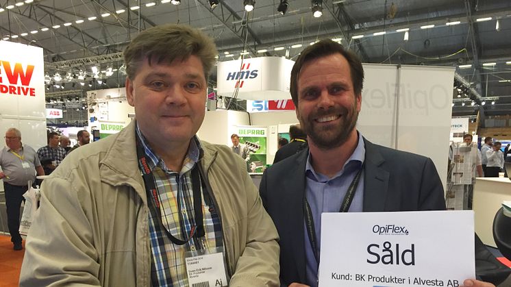 Sven-Erik Nilsson från BK Produkter och Johan Frisk från OpiFlex skriver under kontraktet i OpiFlex Monter under Elmia Automation.