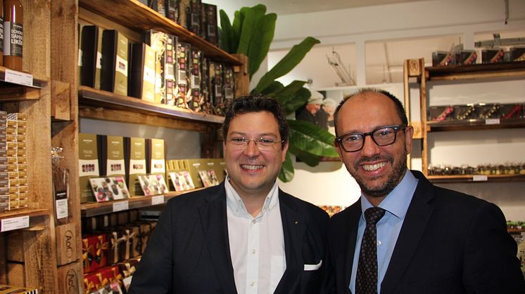 Geschäftsführer Philip Aczél von Art of Chocolate und Gianluca Colonna, Geschäftsführer der Rosenthal GmbH, weihen den neuen Shop ein. 