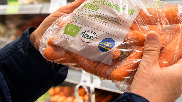 Från Sverige och KRAV har initierat ett samarbete för att göra det enklare för konsumenten att välja KRAV-produkter som är producerade i Sverige. Bland annat tas butiksmaterial fram med både KRAV och Från Sverige-märket.