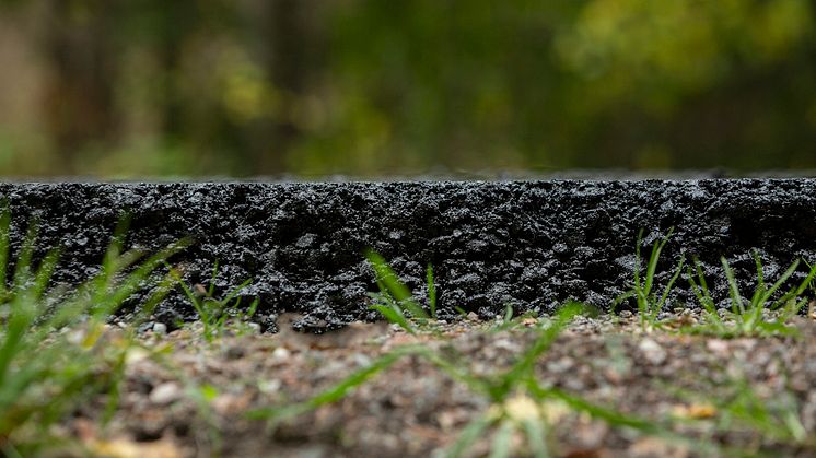 Järfälla kommun väljer Svevias asfalt med lignin. Asfaltens bindemedel består delvis av en produkt från skogsindustrin och prestandan är oftast bättre än den traditionella asfalten.