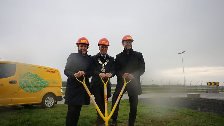 Fr.v. Sjef Forretningsutvikling Avinor, Elisabeth Strømstad, Ordfører Sola kommune Ole Ueland og Adm.Dir. i DHL Express Norge, Terje Aarbog  markerte i dag første spadetak på Stavanger Lufthavn Sola. 