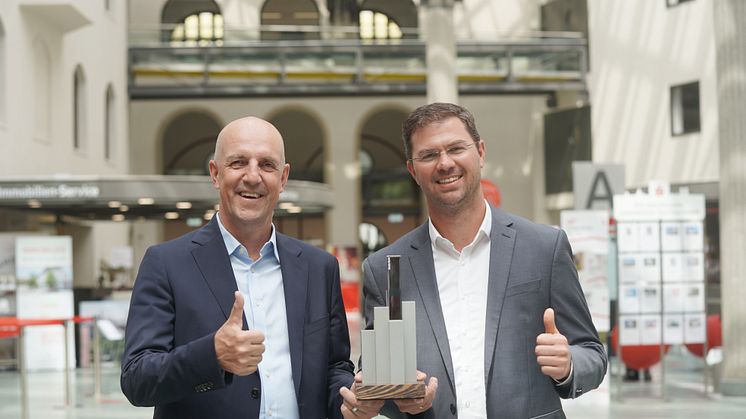 V.li.: Stefan Hattenkofer (Vorstandsmitglied) und Sascha Peharec (Direktor Treasury) mit dem "portfolio institutionell Award 2023".