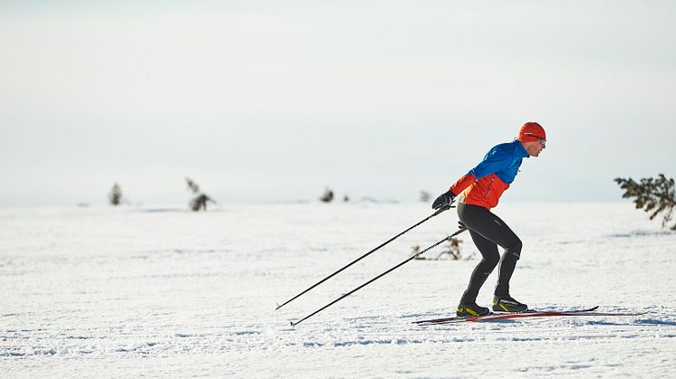 Thin and tight all-out race jacket for high-intensity skiing