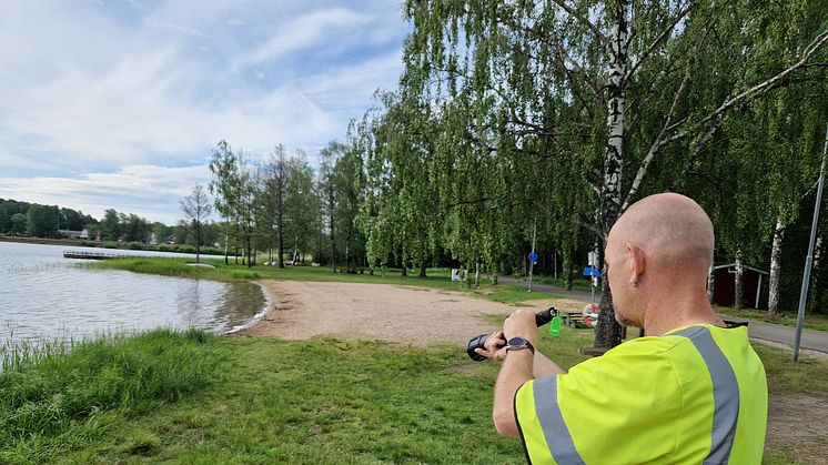 Anläggningsarbetare Paul Lejon demonstrerar lasern.