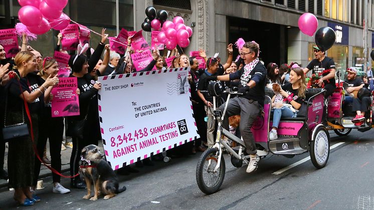 New York, 4 otober 2018, hundparad i New York på väg till FN för att överlämna 8.3 miljoner höjda röster för att stoppa kosmetiska djurförsök globalt.
