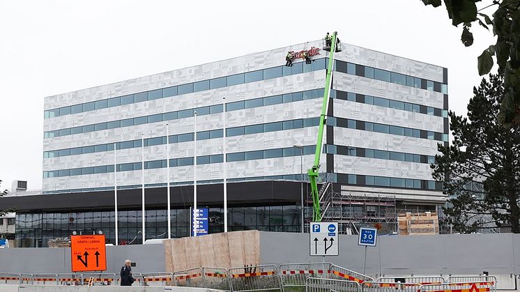 Arkitekten välkomnar resenärer med flaggor från hela världen