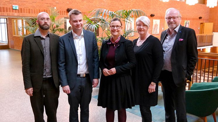 Statsrådet Anna Ekström (mitten) på besök i Borås Stad. Från vänster: Tom Andersson (MP), Ulf Olsson (S), Anna Ekström (S)  Annette Carlson (M) och Morgan Hjalmarsson (L). Foto: Maria Karlsson.