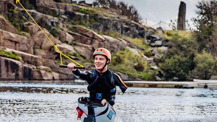 Christoffer Lindhe, grundare av Halmstadföretaget Lindhe Xtend, är trippelamputerad men det hindrar honom inte från att utöva vattensport i Halmstad Wakepark. Foto: Daniel Söderberg 