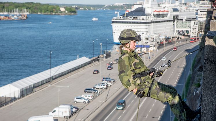 Livgardets värnpliktiga övar i centrala Stockholm