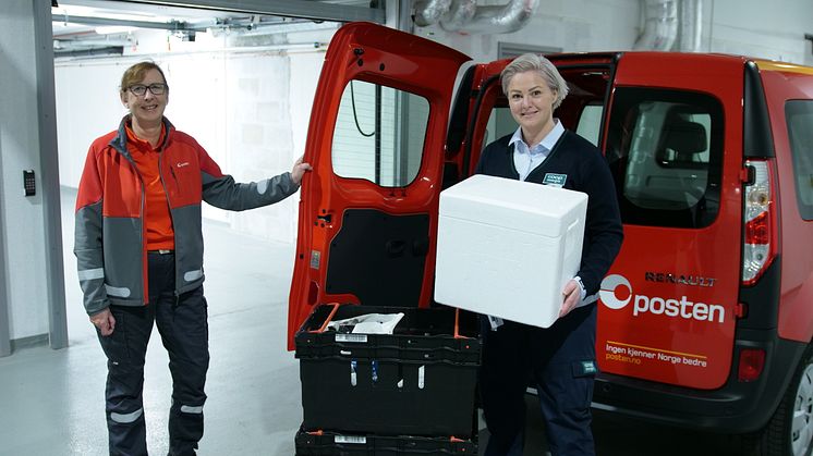 Postbud Heidi Solstad Bakken distribuerer matvarer for Coop på Hadeland. Butikksjef Birgitte Myhr i Coop Mega Harbitz Torg gleder seg til samarbeidet. Foto: Tore Oksnes