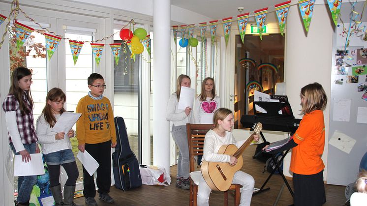 Schüler der Evangelischen Oberschule Lunzenau veranstalten kleines Kulturprogramm im Kinderhospiz