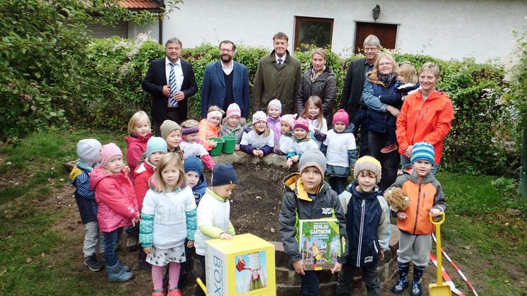 Die Schlaugärtner-Box für den Kindergarten St. Margareta in Pettendorf ist da: Mit 2.000 Euro unterstützt das Bayernwerk das Projekt Kräuterschnecke.