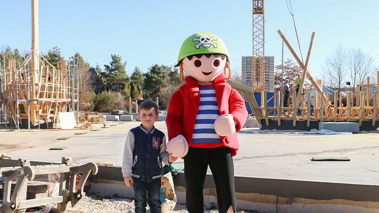 FunPark-Maskottchen Rico zeigt Jonas die Baustelle am Piratensee