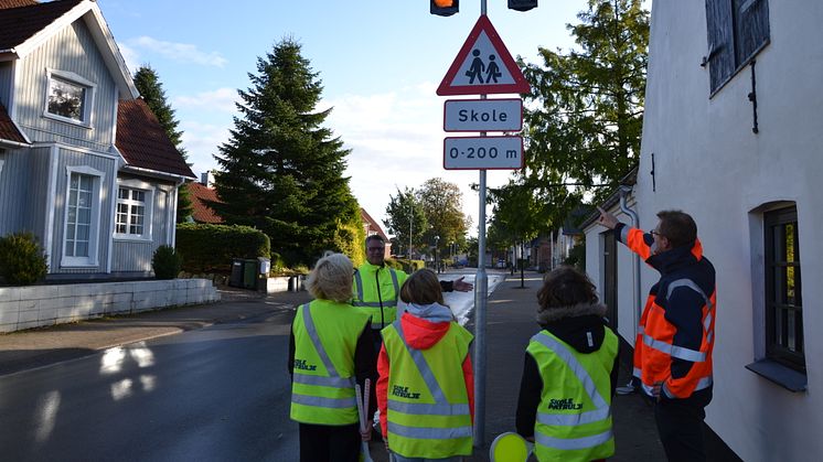 Aflevering af skolepatruleanlæg i Gesten.JPG