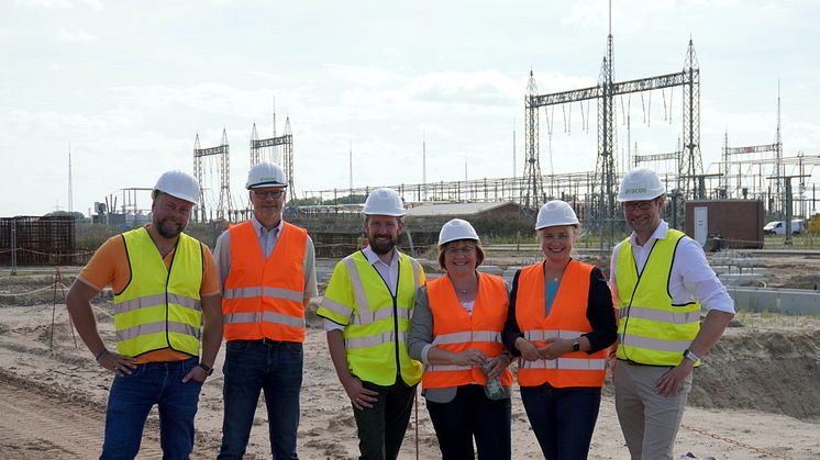 V.l.n.r.: Projektleiter UW Mehringen Alexander Weber, Konzessionsmanager Ralf Thäsler, Kommunalreferent Johannes Schlemermeyer, Kreistagsabgeordnete Heide Wirtz-Naujok, Bundestagsabgeordnete Marja-Liisa Völlers, Technik-Vorstand Rainer Schmittdiel