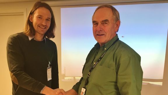 Karl Erik Valentin Hansen, leder for Temporary Space i Norge, har signert kontrakt med Forsvarsbygg. Her ved Olaf Dobloug, direktør Forsvarsbygg kampflybase.