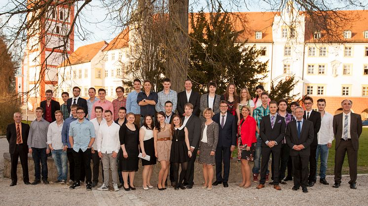 Foto: Die Ausbildungsabsolventen des Bayernwerks aus Pfaffenhofen und München mit dem Personal- und Ausbildungsteam des Bayernwerks und Landrat Martin Wolf.